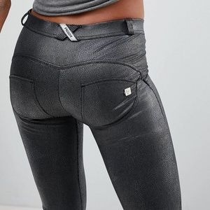 FREDDY BLACK FAUX SNAKE SKIN LOW-RISE WAIST SKINNY PANTS